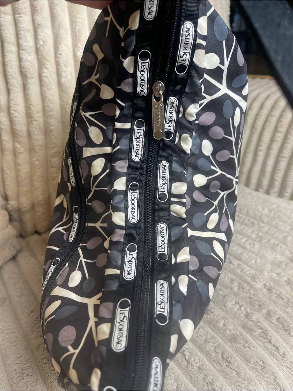 LeSportsac Hobo Black Tree Leaf Berries Print Bag New Without Tags - Picture 5 of 7